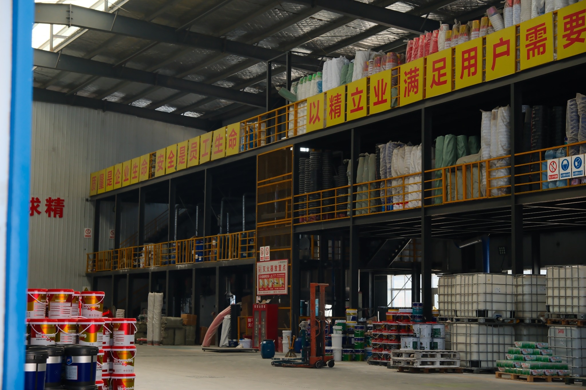 细分赛道构筑品牌护城河：超粤贴以岩板铺贴垂直化战略重构辅材渠道价值