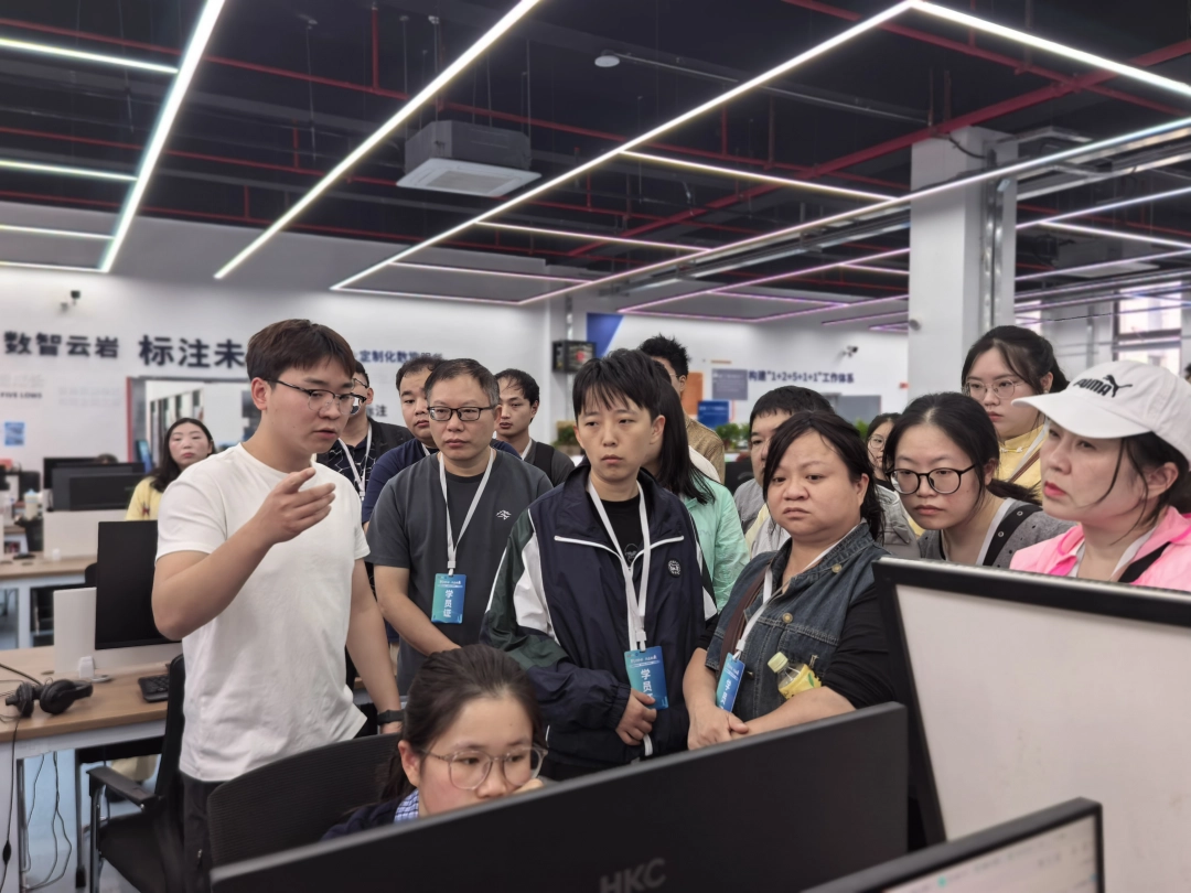 实地探岗沉浸式体验 政企对接促就业落地 实地探岗沉浸式体验 政企对接促就业落地